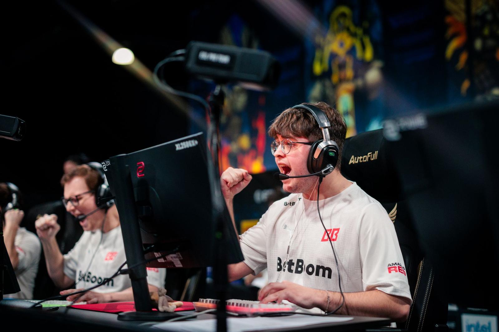 Magnojez celebrating, boombl4 is in the background