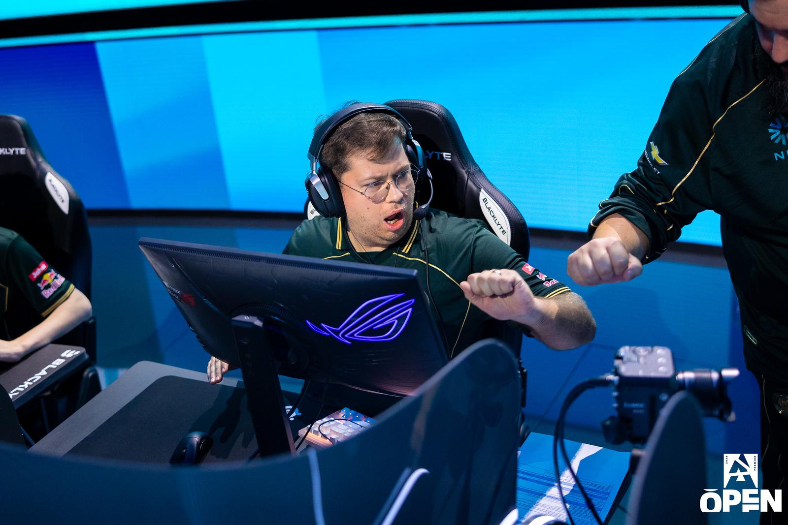 karrigan fistbumping zonic at BLAST Open Porto