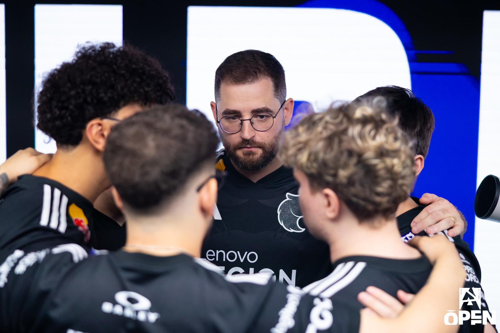 FalleN center of a FURIA huddle at BLAST Open Porto