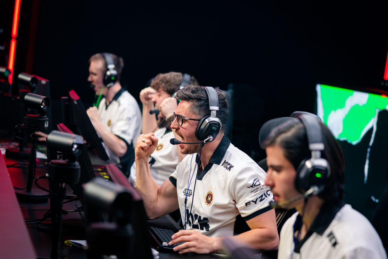 apEX playing with energy, celebrating a round