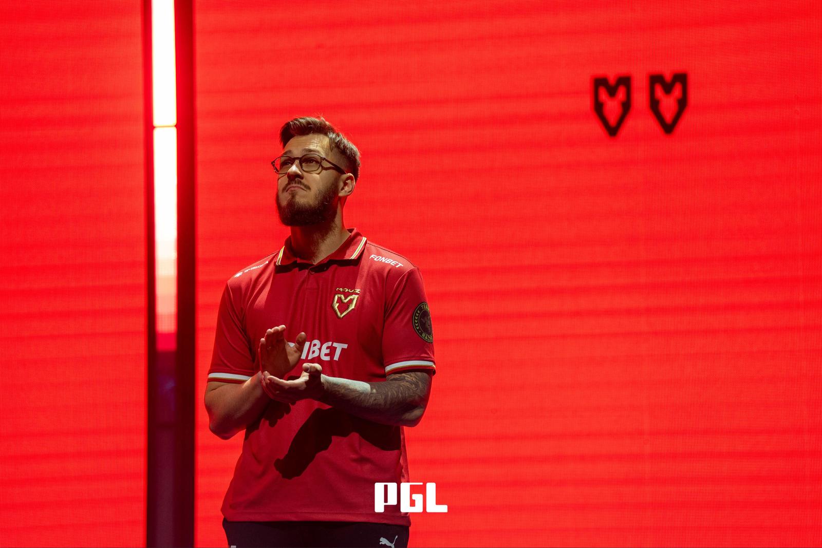 jL in a MOUZ jersey at PGL Astana 2026