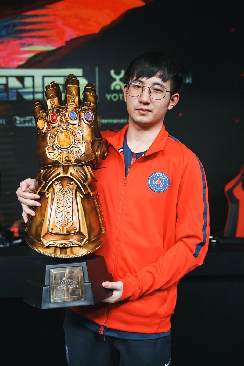 fy MVP EPICENTER XL Thanos Infinity Gauntlet Trophy