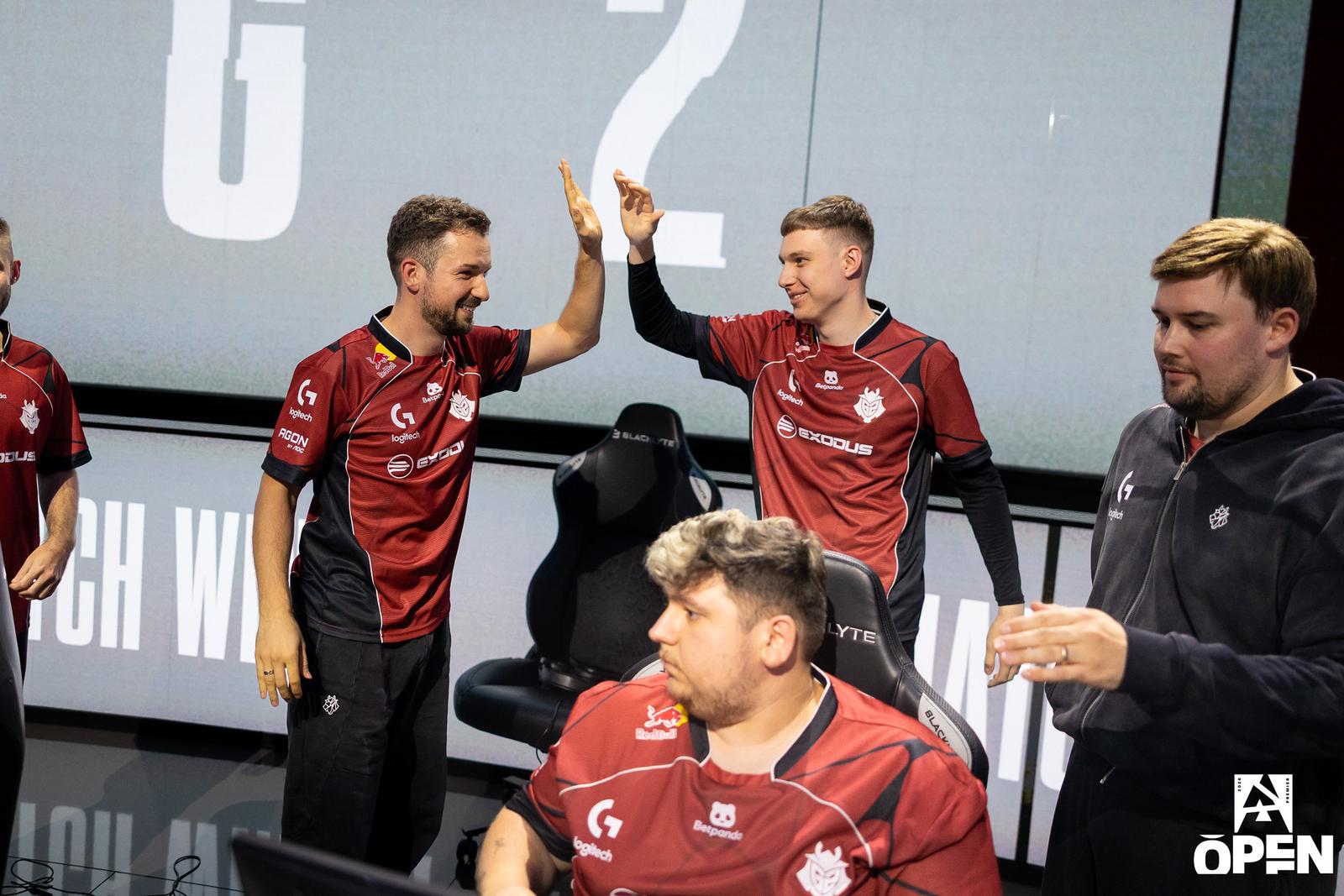 HuNter and r1nkle highfiving at BLAST Open Porto's group stages