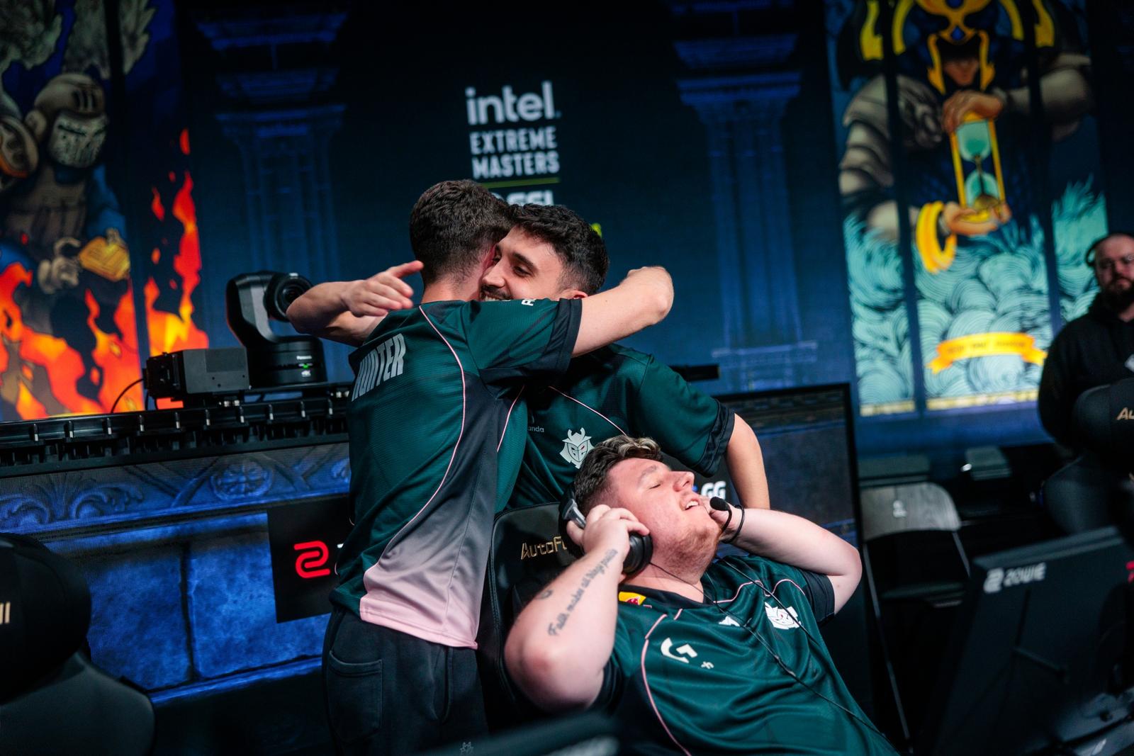 HuNter and NertZ hugging at IEM Cologne