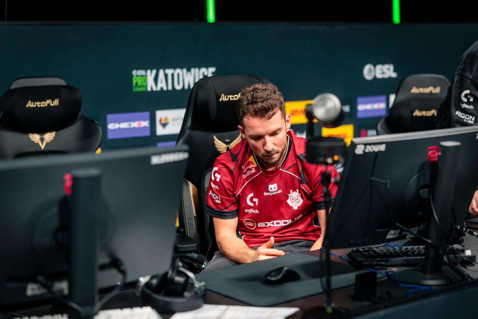 HuNter looking quite sad at his desk at EPL