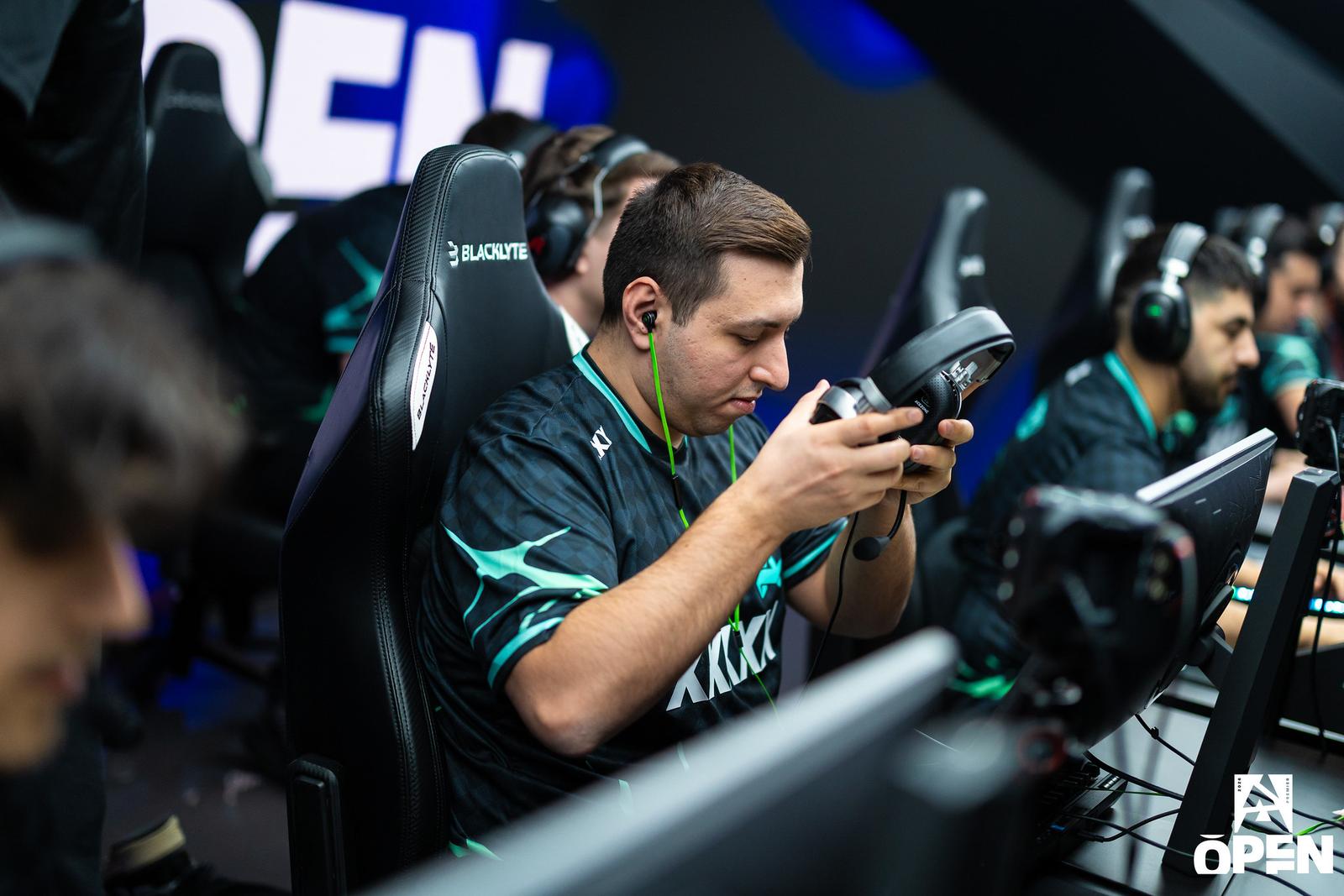 XANTARES taking his headset off